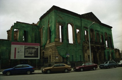 Die Ruine des Kurländer Palais 2004. 